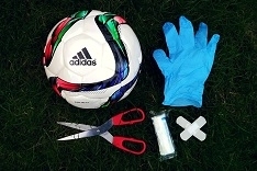 Operacja na piłce nożnej. Rozebraliśmy ją... do naga