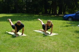 Jak ćwiczyć PLANK? Zobacz trening z Alicją i Pawłem!