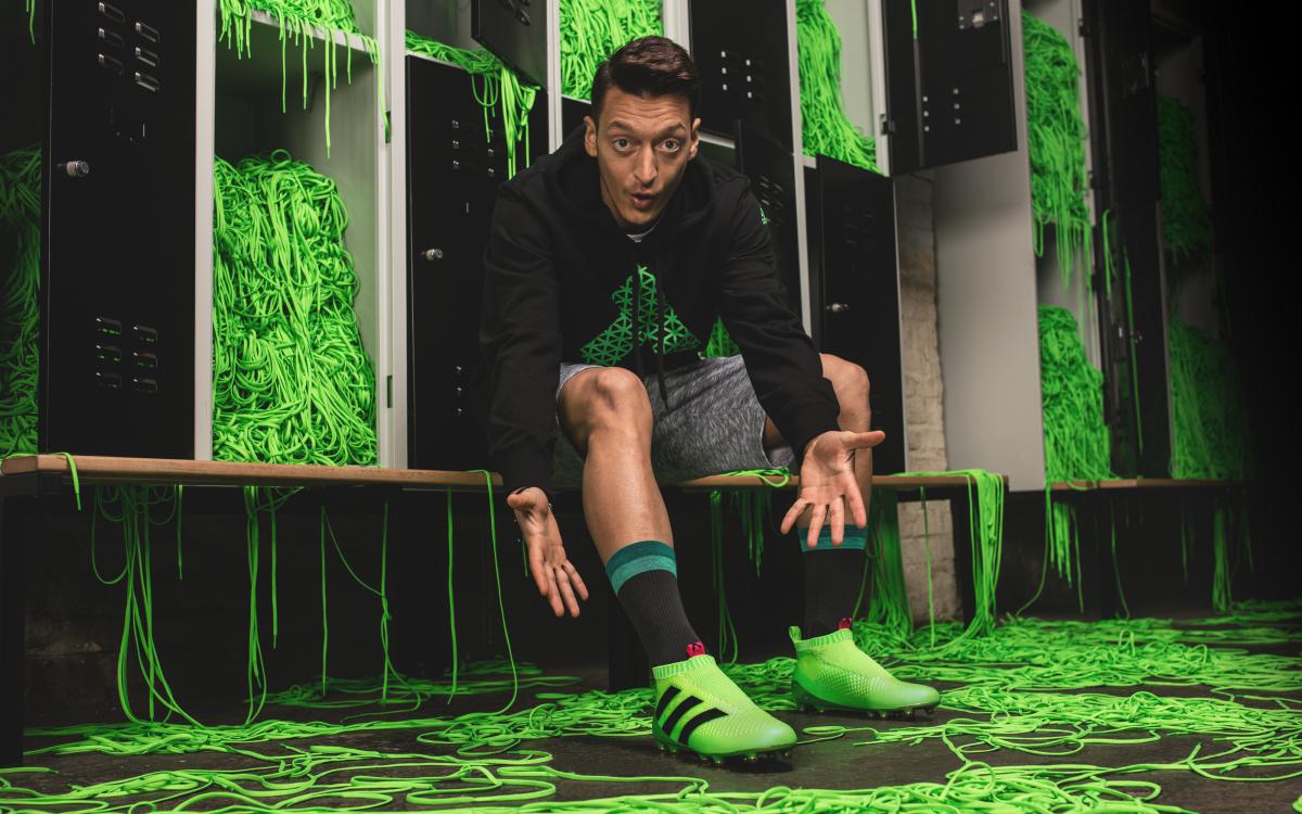 Mesut Oezil - buty bez sznur&oacute;wek