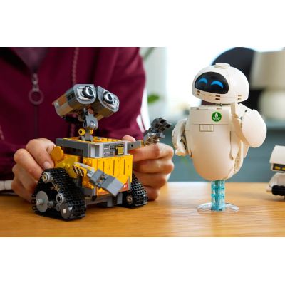 7. LEGO Disney Pixar 43279 WALL-E i EWA
