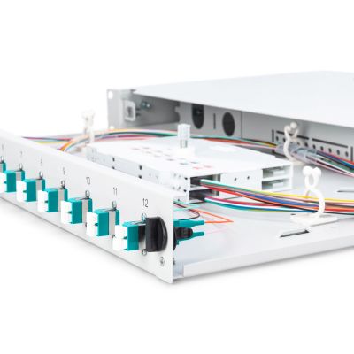 19. Panel krosowy FO z wyposażeniem 19'' 1U, 12x LC dx, OM3, pigtaile, adaptery, tacki, wysuwany, szary