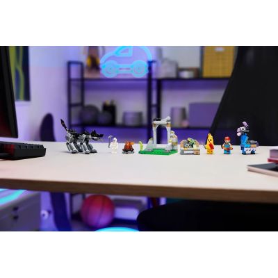 6. LEGO Fortnite 77075 Skórek i Iskra oraz obóz