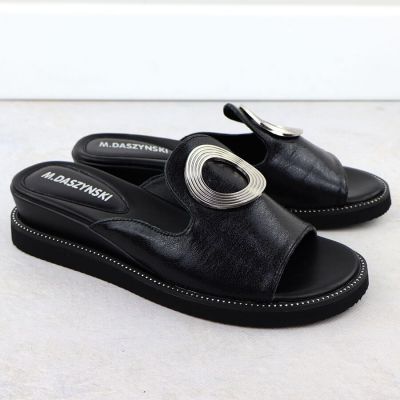 2. Klapki damskie na niskim koturnie czarne M.Daszyński