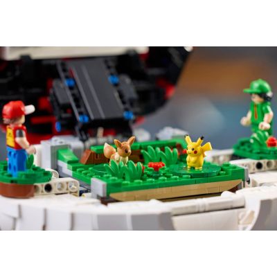 3. LEGO Pokémon 72154 - Kultowy Pokeball z Trenerami