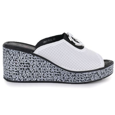 2. Skórzane klapki damskie na koturnie białe S.Barski 7012