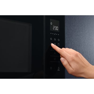 8. Kuchenka mikrofalowa Electrolux LMS2203EMX (700W; kolor czarny)