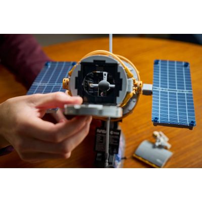 10. LEGO Icons 11382 - Kosmiczny Teleskop Hubble'a