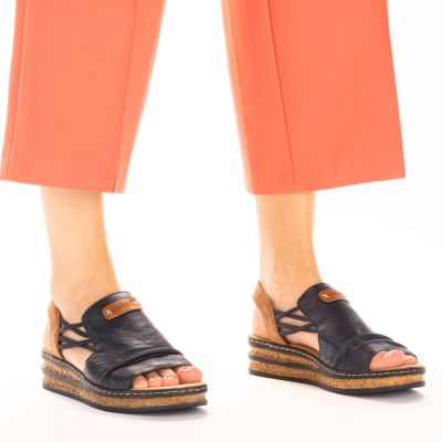 5. Komfortowe sandały damskie na koturnie niebieskie Rieker  62962-14