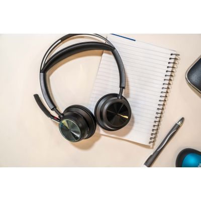 37. Zestaw słuchawkowy POLY Voyager Focus 2 USB-C-C z przejściówką USB-C/A i podst. ładującą