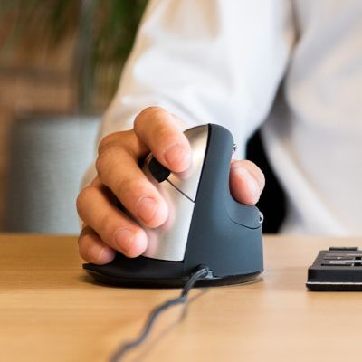 48. Ergonomiczna mysz dla praworęcznych R-Go Pele HE USB duża czarna/srebrna retail