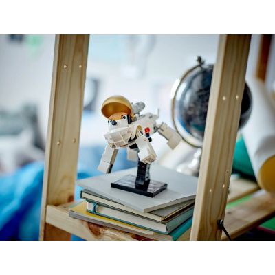 5. LEGO Creator 31152 Astronauta