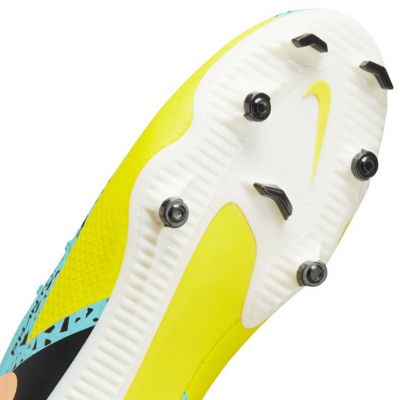 8. Buty piłkarskie Nike Phantom GT2 Academy FG/MG DA4433 407