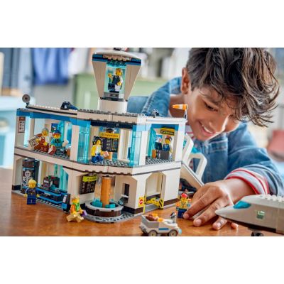 13. LEGO City 60502 Lotnisko