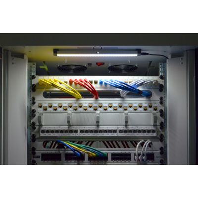 5. Zespół oświetleniowy LED do szaf z automatycznym wyłącznikiem, magnes