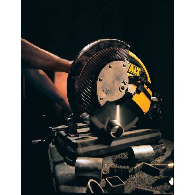 5. Przecinarka tarczowa do metalu DeWalt DW872-QS