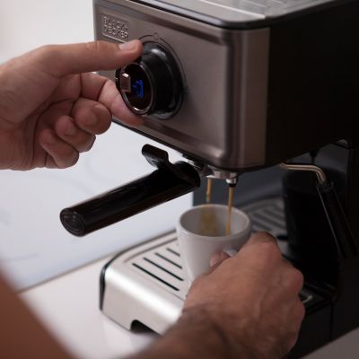 10. Ekspres ciśnieniowy kolbowy Black+Decker BXCO1200E (1200W)