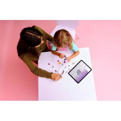 10. LEGO Friends 42675 Samochód dostawczy z tortem w kształcie jednorożca