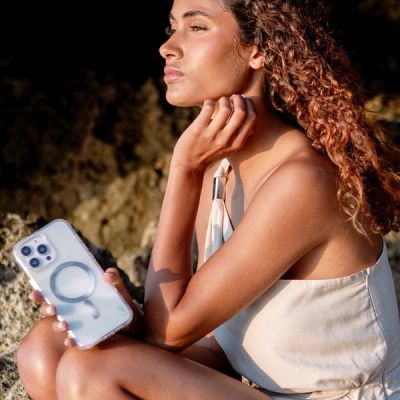 8. Etui UNIQ Coehl Savon Magnetic Charging na iPhone 16 Pro - przezroczyste
