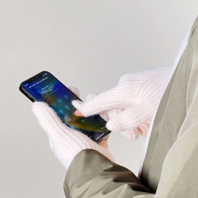 2. Rękawiczki plecione do telefonu z wycięciem na palce - różowe