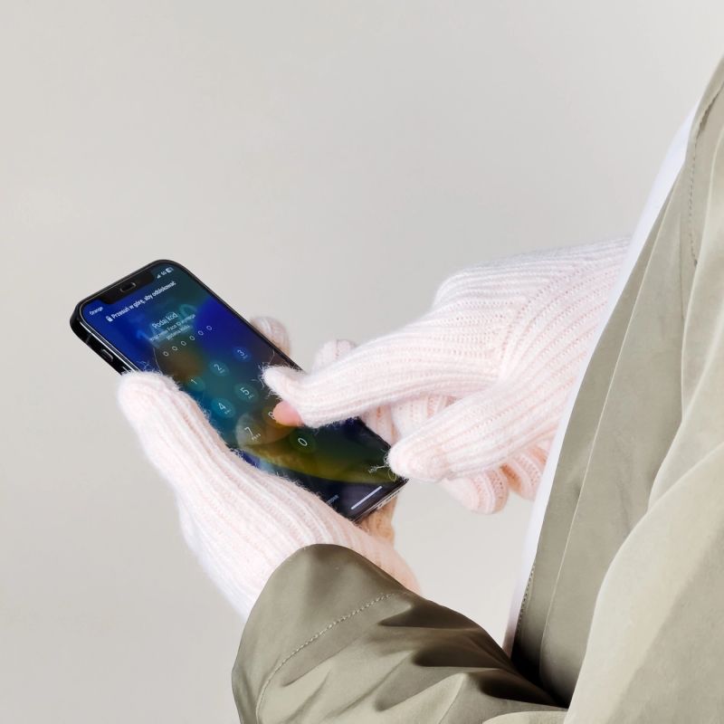 2. Rękawiczki plecione do telefonu z wycięciem na palce - różowe