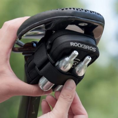 3. Mini torba podsiodłowa Rockbros z uchwytem na naboje CO2 - czarno-zielona