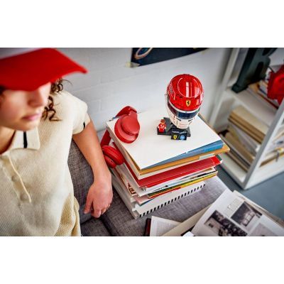 13. LEGO Editions 43014 - Kask Charles Leclerc Scuderia Ferrari HP
