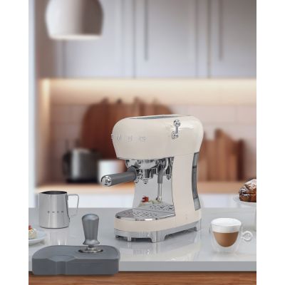 11. SMEG Ekspres do kawy (ECF02CREU) creme