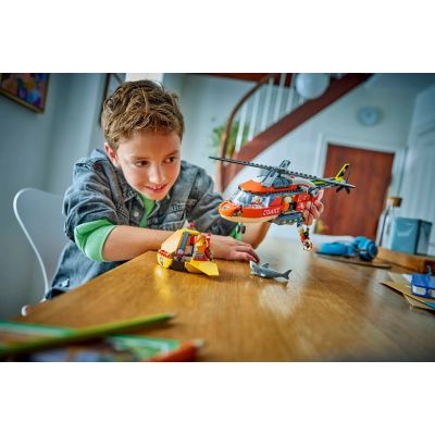 9. LEGO City 60503 Helikopter straży przybrzeżnej