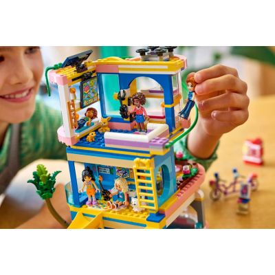 10. LEGO Friends 42689 - Domek klubu przyjaciół z Heartlake