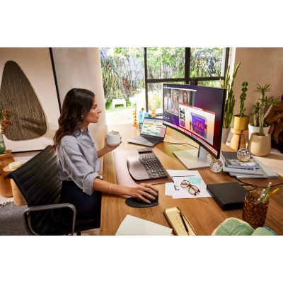 21. Monitor HP Series 7 Pro 34 inch WQHD
