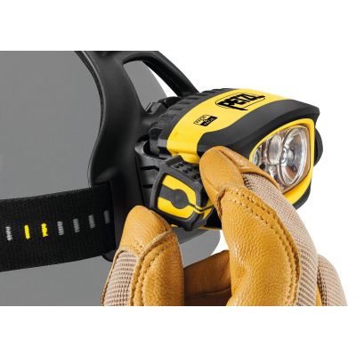 3. Latarka czołowa Petzl Duo S niezwykle mocna, wodoodporna i ładowalna latarka czołowa, wyposażona w funkcję antyodblaskową FACE2FACE firmy Petzl. 1100 lumenów.