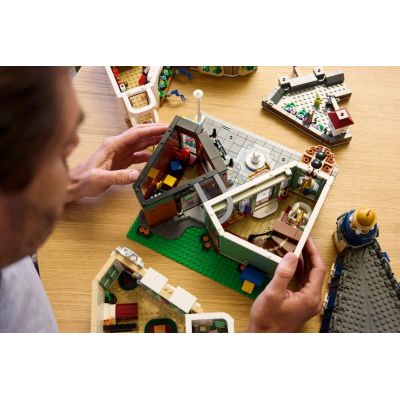 17. LEGO Icons 11371 - Ulica handlowa