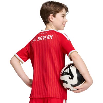 8. Koszulka dla dzieci adidas FC Bayern 26/27 Home Jersey czerwona JZ3098