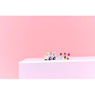 9. LEGO Friends 42675 Samochód dostawczy z tortem w kształcie jednorożca