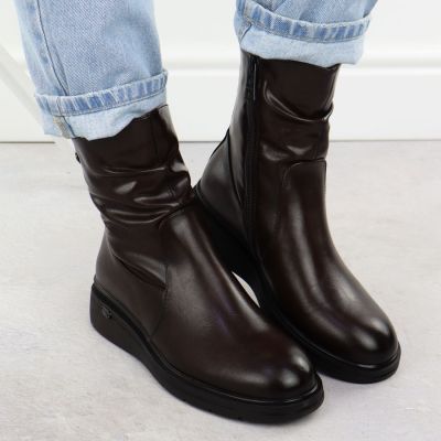 7. Botki damskie na koturnie brązowe Vinceza 26-58557