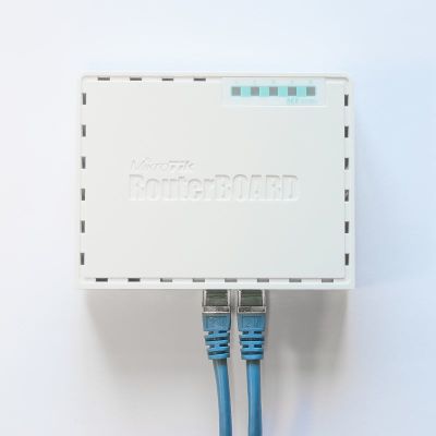4. Router Mikrotik hEX (RB750Gr3) Total Ethernet  Ports:5; Architecture:MMIPS; CPU core:2