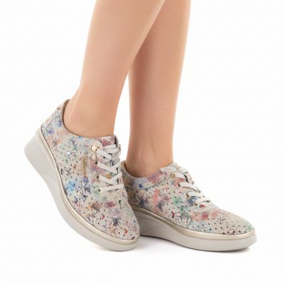 5. Skórzane półbuty damskie ażurowe na koturnie beżowe Vinceza 79603