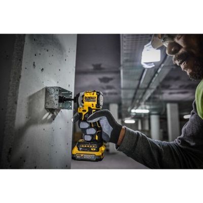 3. Zakrętarka udarowa 2x1.7Ah 208Nm DeWALT