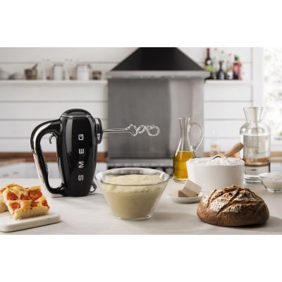 3. Mikser ręczny Smeg HMF01BLEU w stylu retro z lat 50.