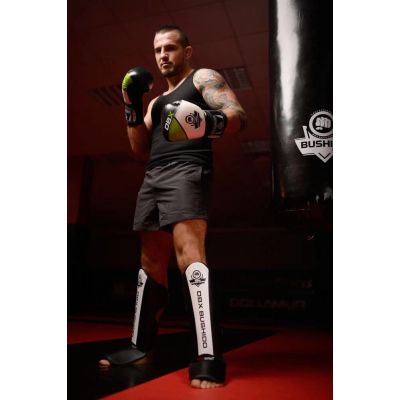 3. Ochraniacze na piszczele M - Edge