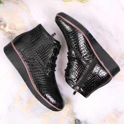 7. Skórzane lakierowane botki na koturnie ocieplane czarne Filippo