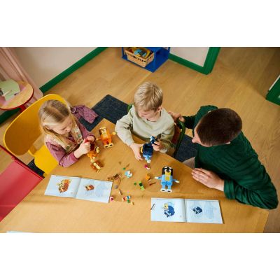 10. LEGO Bluey 11217 - Rodzina Blue z klocków
