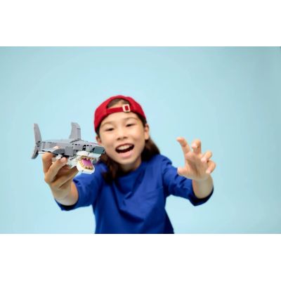 8. LEGO CREATOR 3 W 1 31381 Groźny rekin i skrzynia ze skarbem