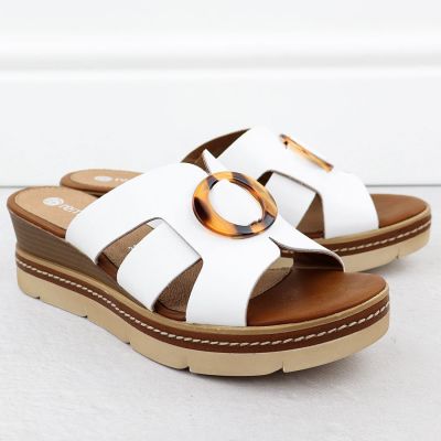 3. Skórzane klapki damskie na koturnie białe Remonte D2L52-80