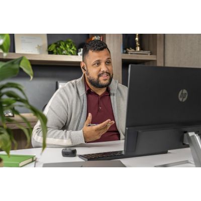 32. Słuchawki Voyager Free 60+ UC, USB-C, etui z ekranem dotykowym