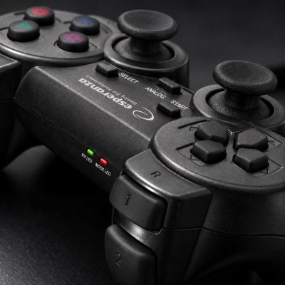 16. Gamepad bezprzewodowy Esperanza EGG108K (PC, PS3; kolor czarny)