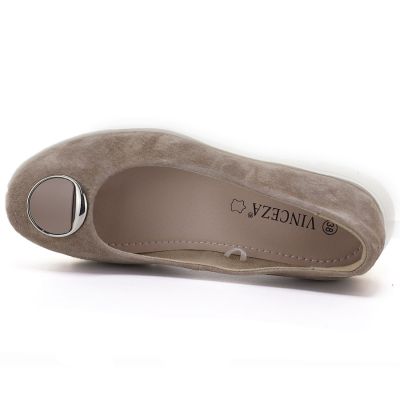 3. Skórzane półbuty damskie na koturnie beżowe Vinceza 95412