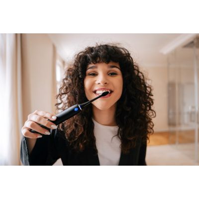 2. Szczoteczka soniczna TrueLife SonicBrush Clean70 UV Black