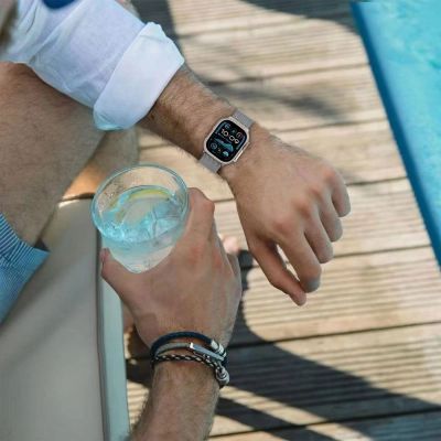 3. Pasek Tech-Protect Milano na Apple Watch 6 / 7 / 8 / 9 / 10 / SE / Ultra 1 / 2 (44 / 45 / 46 / 49 MM) - tytanowy