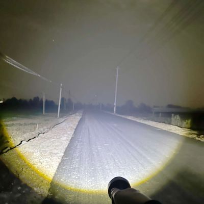 10. Latarka taktyczna Wozinsky WLT-20W 20 W 2000 lm diody CREE IP65 z regulacją wiązki - czarna